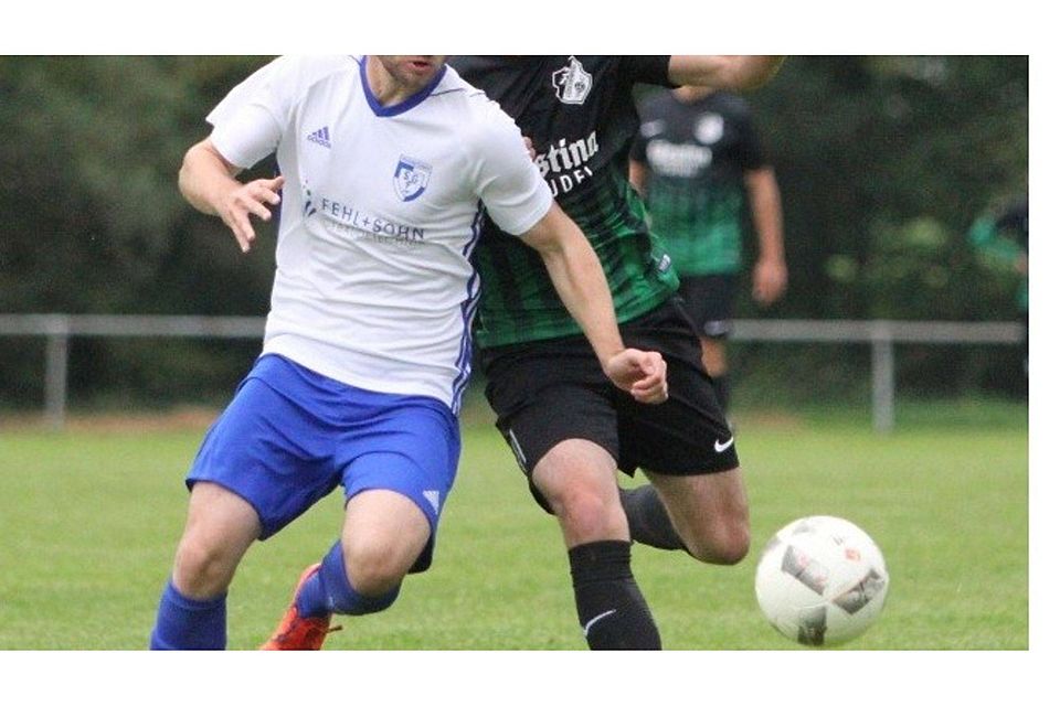 Jannik Beikirch (vorne) traf nach dem 1:0 auch zum vorentscheidenden 3:0 für die SG Freiensteinau in Löschenrod. 	Foto: Görlich