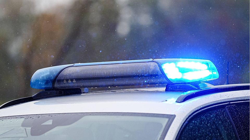 Am Sportgelände des SV Burgweinting musste am Samstag die Polizi anrücken. – Symbolbild: IMAGO / Eibner