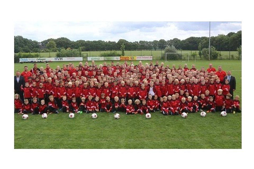 Starkes Bild: 253 Teilnehmer waren  am vergangenen Wochenende beim Fußball-Camp  des FC Huntlosen Michael Hiller