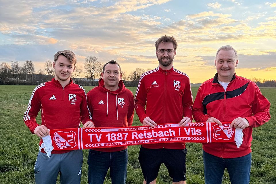 Lukas Hochstetter (zweiter von rechts) wird Liniencoach des TV Reisbach 