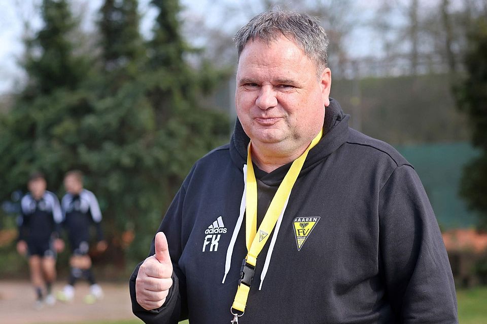 Daumen hoch: Frank Küntzeler bleibt über die Saison hinaus Trainer von DJK FV Haaren.