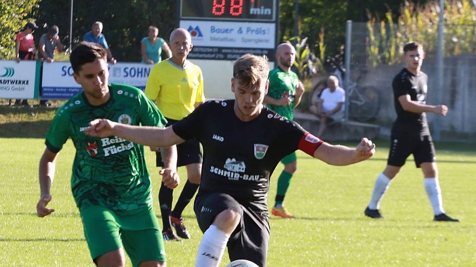 Torfestival in Berglern: Die Eintracht (dunkle Dressen) schoss den FC Forstern 8:2 ab. Die Gäste trafen lediglich zweimal per Elfmeter.