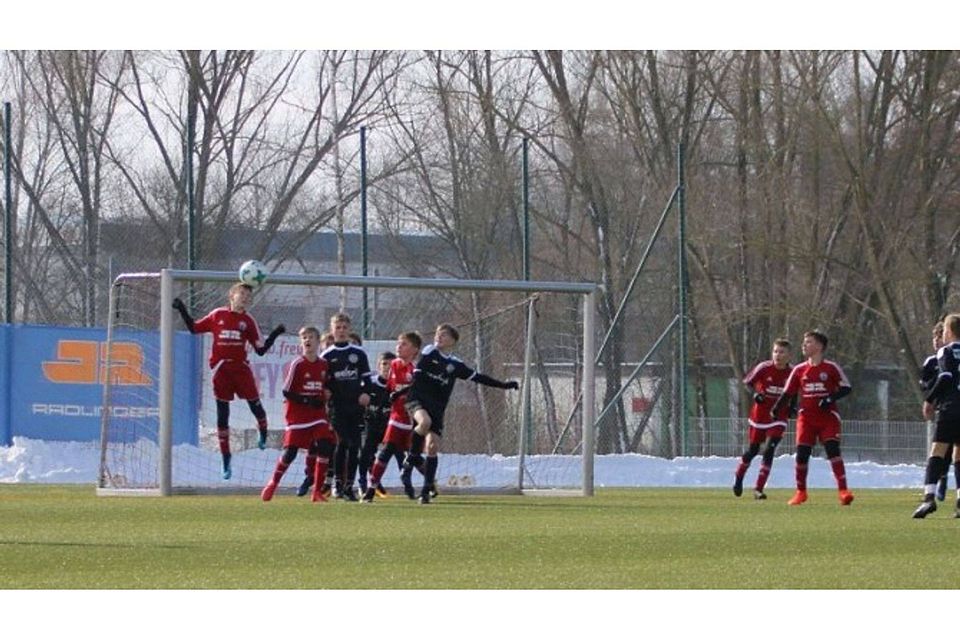 Viel Spielfreude und Einsatz zeigte das  ASV U-13 Nachwuchsteam beim 2:2 im Testspiel gegen die "Schnüdel" der Spvgg Bayreuth U-13.