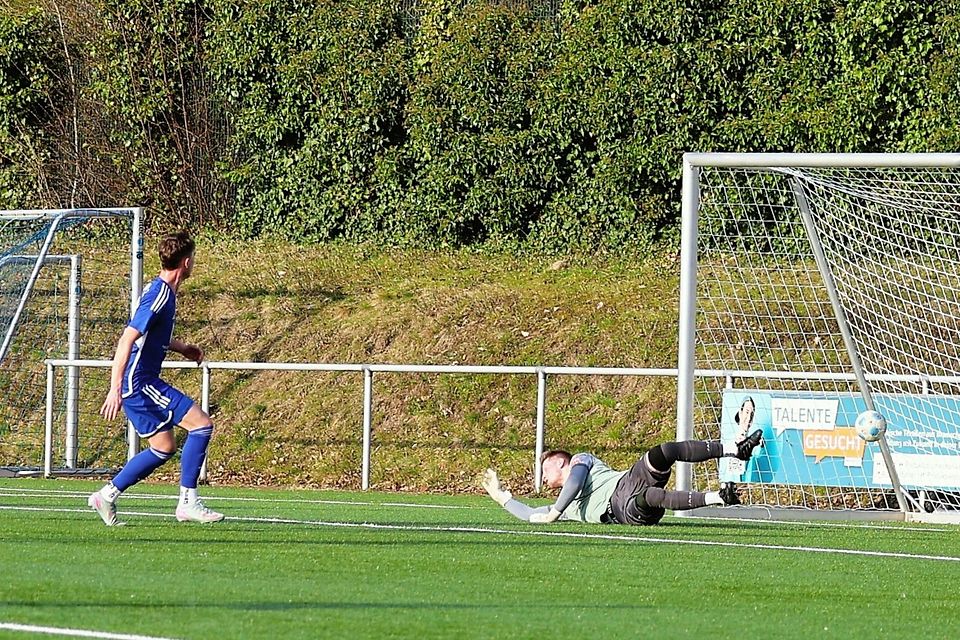 Die Entscheidung - Jonas Holstein trifft zum 2:0 für BW Hollage.