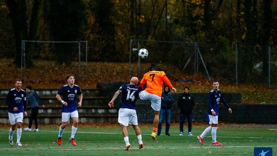 Der TSV Bleidenstadt (blaue Trikots, hier gegen den FC Bierstadt) muss gegen den SC Offheim eine deutlich 0:4-Niederlage hinnehmen.