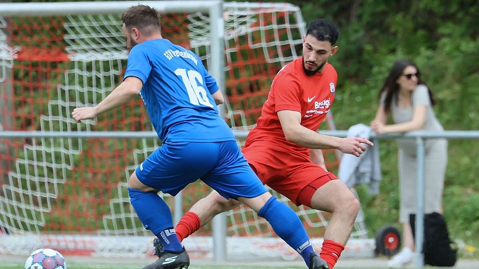 Spielertrainer Christopher Volk (links, im Duell mit Yazn Kakih von der SSV Brensbach II) gewann mit der GSV Breitenbrunn die Meisterschaft in der Kreisliga B Odenwald.