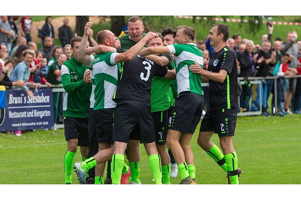 Tajib Adzemovic inmitten der Torjubel-Traube: Das 3:0 für den SV Ljiljan Ulm war die Vorentscheidung zum 6:0-Husarenstreich gegen den überforderten TSV Einsingen.