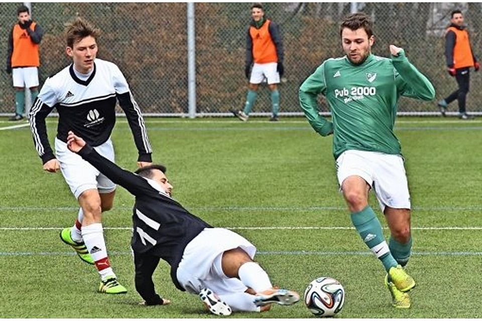 Nichts für schwache Nerven: Max Schilling (rechts) und dessen Teamkollegen vom TSV Rohr konnten am Ende jubeln, mussten zuvor aber eine Begegnung mit insgesamt 18 Elfmetern durchstehen. GÃ¼nter E. Bergmann