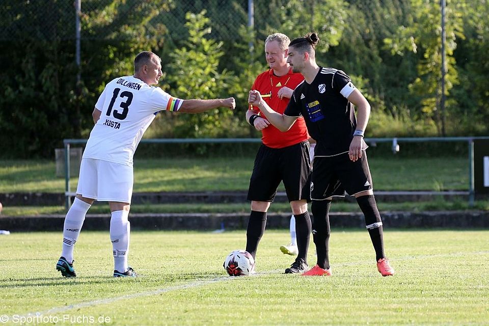 Die SSV Dillingen half mit dem 1:1-Auswärtsremis beim FC Reflexa Rettenbach auch dem SV Scheppach im Abstiegskampf, hier im Bild die beiden Teamkapitäne des Vorrundenmatches (1:1), Konstantin Sakowrjaschin (links) und Daniel Ungar