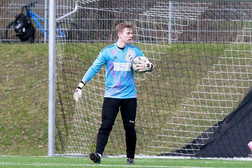 Keeper Maximilian Müller hält jeden Ball und den Punkt für seinen Heikendorfer SV fest.