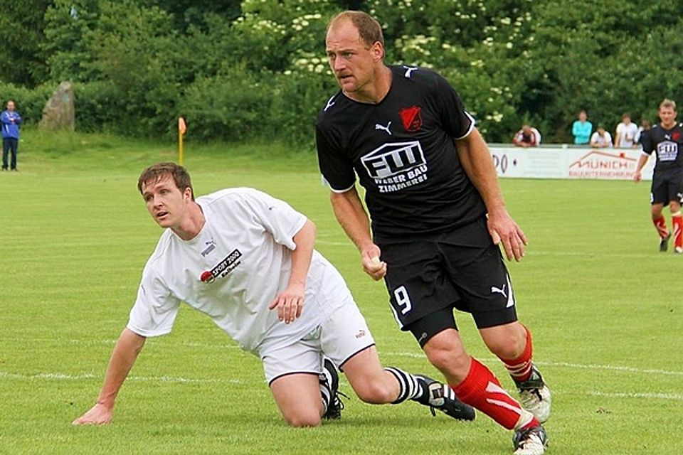 Das Ziel Klassenerhalt ist das gleiche, dennoch trennen den SV Ihrlerstein und den SV Auerbach (rechts Stefan Seeböck) momentan Welten. Foto: Siering