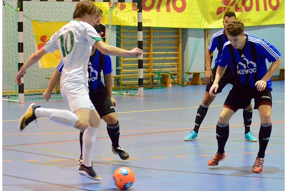 Die SpVgg SV Weiden (in Blau), hier im Halbfinale auf Kreisebene gegen den ebenfalls qualifizierten FC Weiden-Ost, wird mit einer Mischung aus erfahrenen, jungen und U23-Spielern antreten. F: Nachtigall