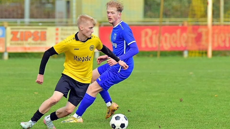 Der FV Herbolzheim mit Loris Kaufmann (links), hier gegen den SV Endingen, hat die Rote Laterne in der Bezirksliga abgegeben. 