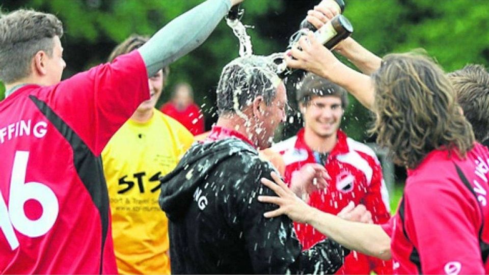 Unter die Bierdusche seiner Spieler geriet Uffings Trainer Arthur Obermeier nach Spielende.