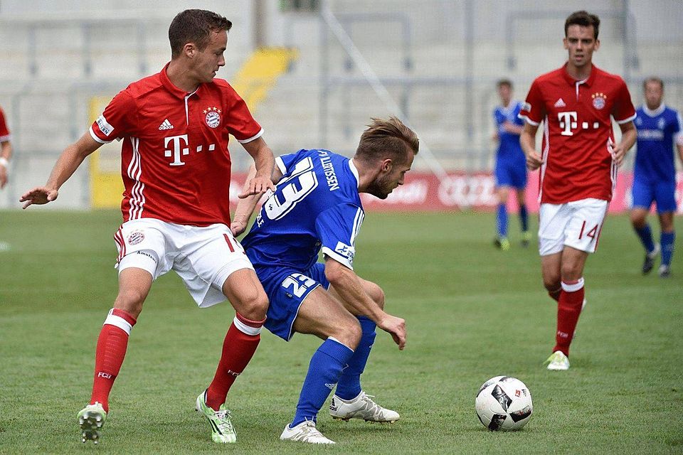 Mindestens einen Punkt verschenkt: Illertissen (hier schirmt Sebastian Enderle den Ball vor Bayerns Sebastian Bösel ab) startet mit einer Pleite in die Saison. Foto: Eibner