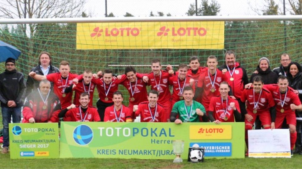 Weißenburger Erfolgsserie: Mit dem erstmaligen Gewinn des Totopokal-Wettbewerbes im Fusionskreis Neumarkt/Jura feierten die Fußballer des TSV 1860 bereits den dritten Titel dieser Saison im Herrenbereich. Sie stehen somit an der Spitze von 135 gestarteten Mannschaften und dürfen im Sommer auf ein attraktives Los auf bayerischer Ebene hoffen. F: Mühling