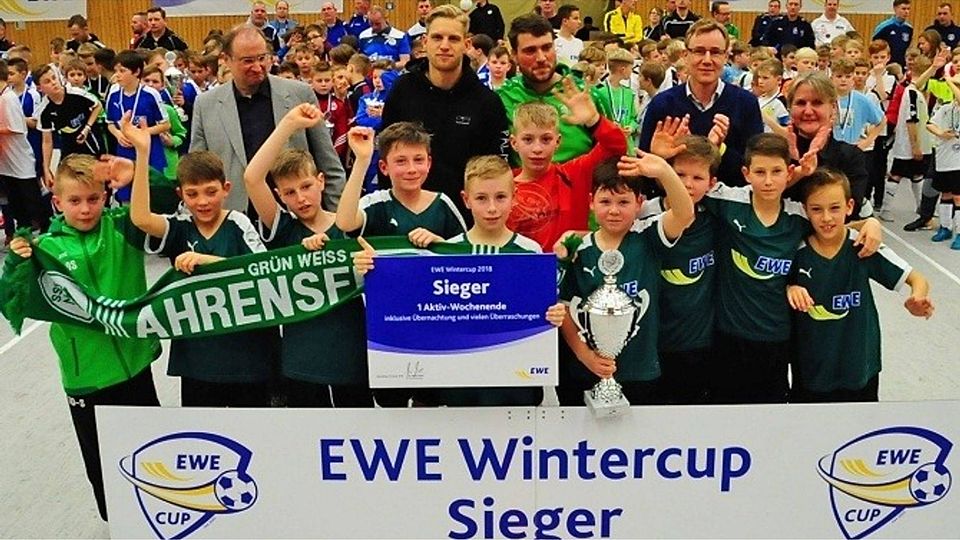 Glückliche Sieger: Die Ahrensfelder E-Junioren sind "EWE-Wintercup-Champion". Foto: EWE