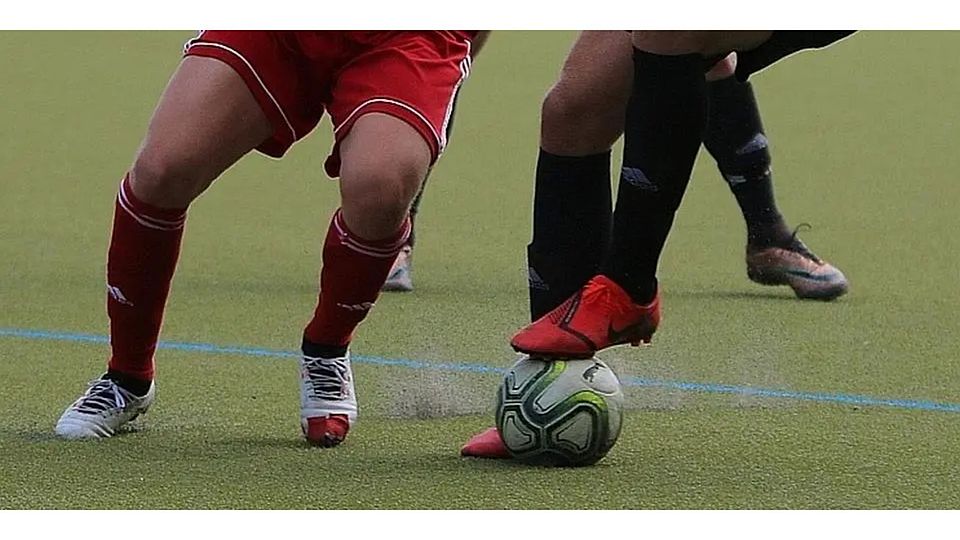 Auf dem Ehringshäuser Kunstrasen kommt der SV Kölschhausen in der Fußball-A-Liga Wetzlar gut zurecht und besiegt die SpVgg. Lemp mit 3:1. © nn