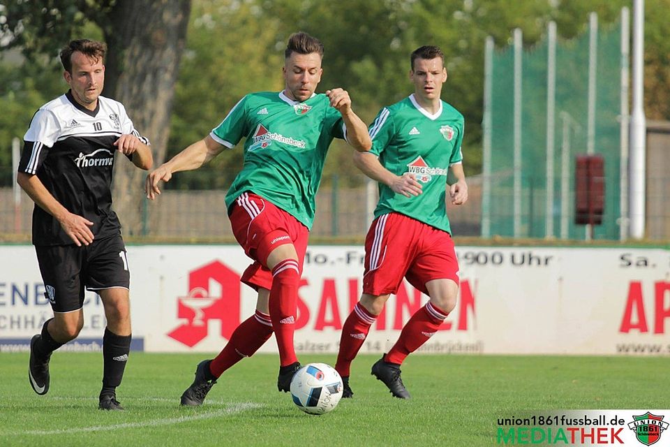 Mathias Rhode (Bildmitte) vertrifft Schönebeck in der Elf des Spieltags   F: Schaap