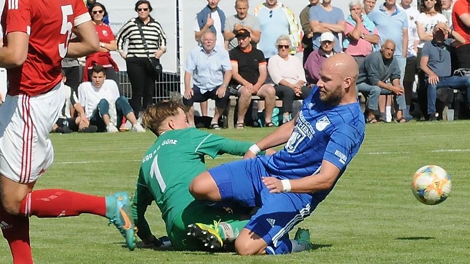 Voller Einsatz: Auf Philipp Becker (rechts) und den TV Erkheim wartet in der letzten Relegationsrunde zur Landesliga noch eine hohe Hürde.