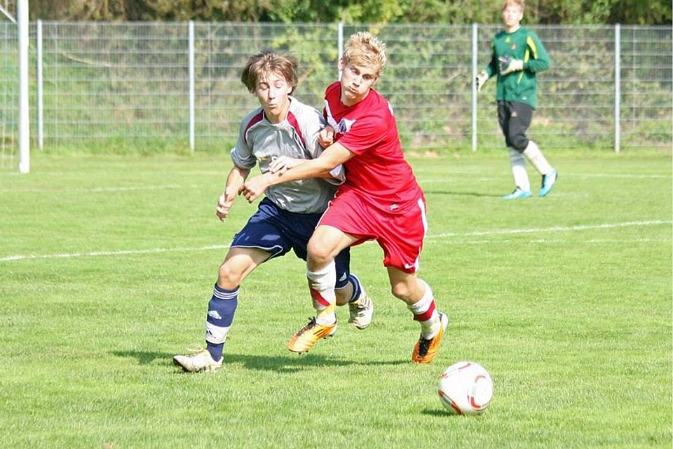 Mühlbauer (r.) und Co. mussten sich reinhängen gegen Burgweinting. Foto: Groitl