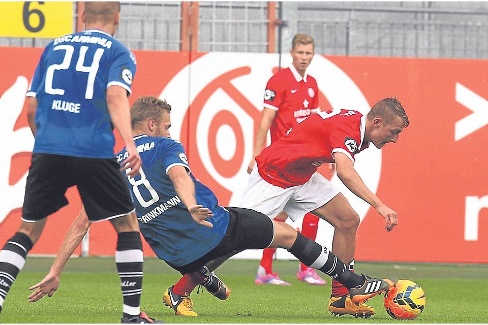Im letzten Moment gestoppt: Bielefelds Daniel Brinkmann spitzelt dem Mainzer Daniel Bohl (rechts) den Ball weg. Die U 23 der Mainzer verlor bei ihrem Drittliga-Debüt äußerst unglücklich. Foto: hbz/JÃ¶rg Henkel