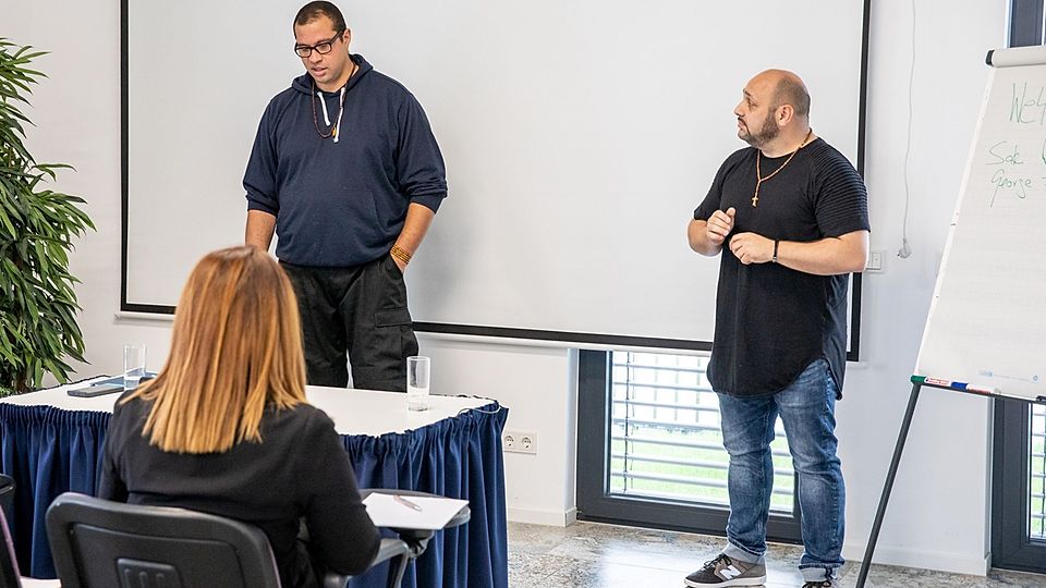 George Ford (links) und Saki Wolters (rechts) wollen mit ihrem Projekt "We4Y(ou)" Aggressionen im Sport entgegenwirken.