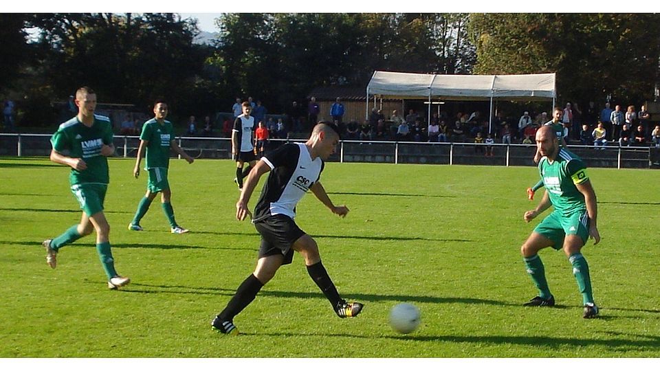 Zwei gegen Einen - der SV Niedernhausen hatte bei der SG Oberliederbach das Nachsehen. Foto: Horst.