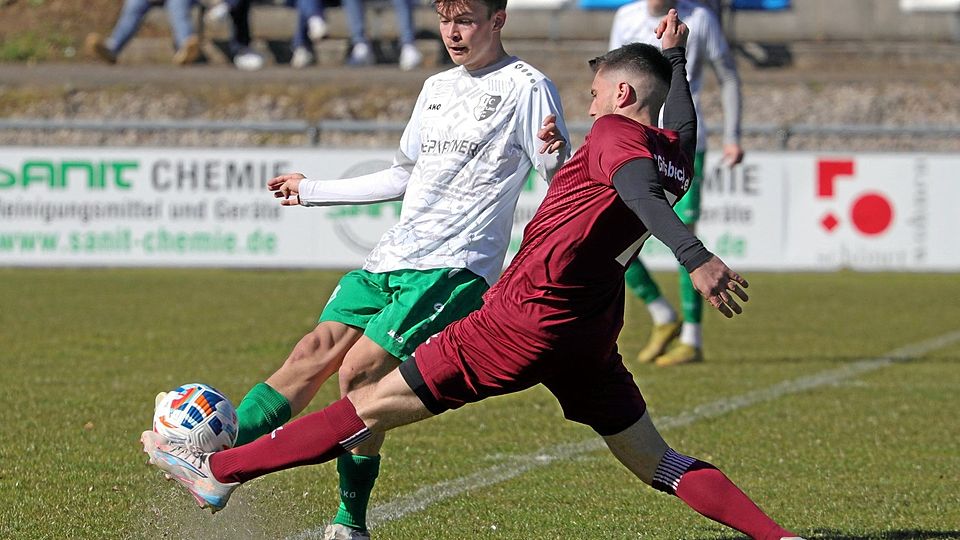 Justin Tanguc (rechts) und der SC Griebeckerzell stemmten sich selbst in Unterzahl bemerkenswert gegen Luca Lenz und den FC Stätzling. Tief in der Nachspielzeit fiel aber doch das alles entscheidende Tor.
