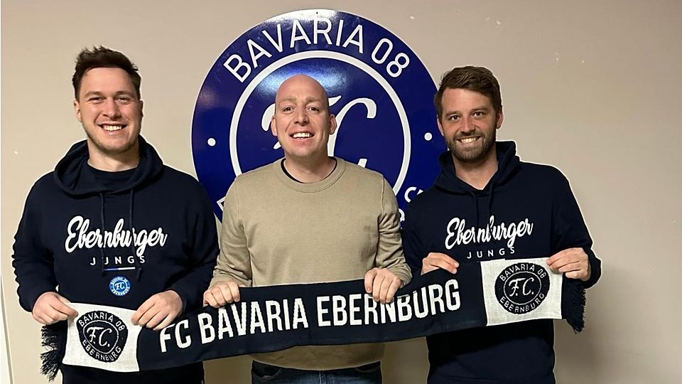 Trainer Bastian Kessel, Vorsitzender Julian Meurer und Co-Trainer Jelle Ackermann freuen sich über die Vertragsverlängerung des Trainerduos.