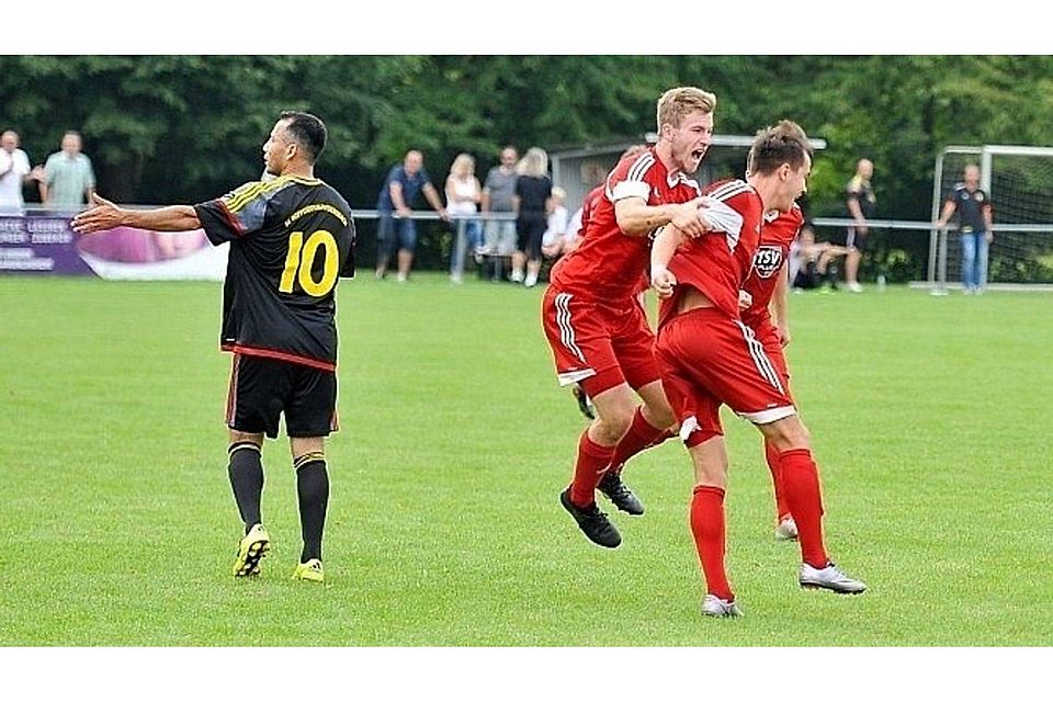 Nach verpasstem Aufstieg in das Tabellenniemandsland abgerutscht: Der TSV Langenlonsheim/Laubenheim (in rot). Archivbild: Coutandin