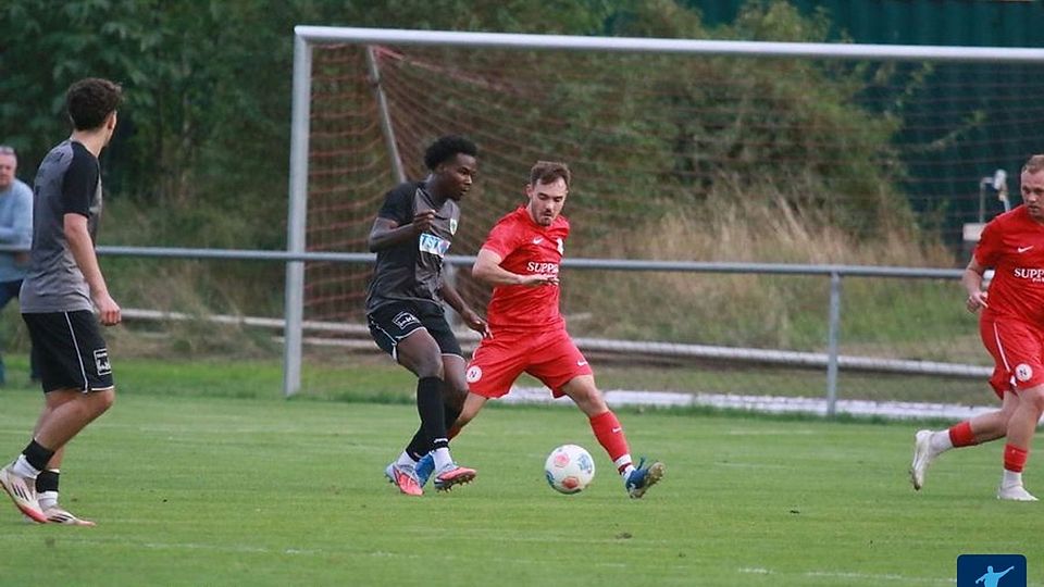 Kann sich die U21 des VfR Wormatia Worms (hier mit Stürmer Amir Moore gegen Fabian Kerth im Duell) gegen Schlusslicht TuS Neuhausen im Derby-Rückspiel revanchieren?  