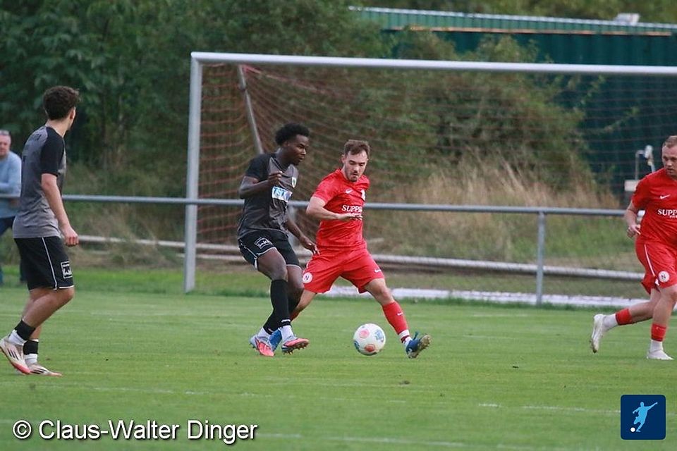 Kann sich die U21 des VfR Wormatia Worms (hier mit Stürmer Amir Moore gegen Fabian Kerth im Duell) gegen Schlusslicht TuS Neuhausen im Derby-Rückspiel revanchieren?  