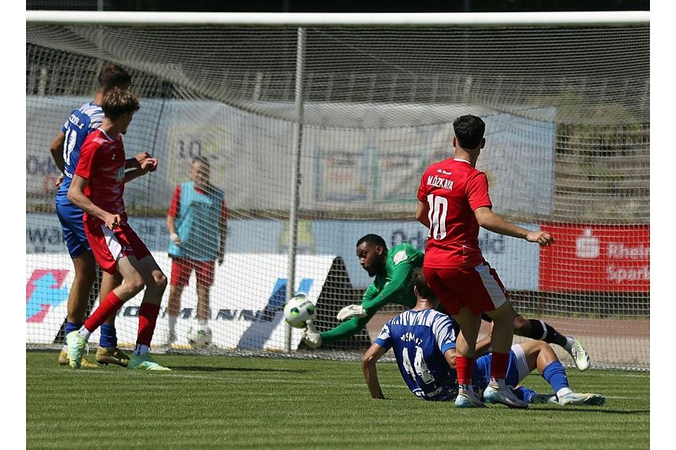 Drin ist der Ball: Den Schuss von VfR-Spielmacher Mert Özkaya kann Cosmos-Keeper Josue Duverger nicht abwehren. Foto: Dirigo/pakalski-press Drin ist der Ball: Den Schuss von VfR-Spielmacher Mert Özkaya kann Cosmos-Keeper Josue Duverger nicht abwehren. Foto: Dirigo/pakalski-press