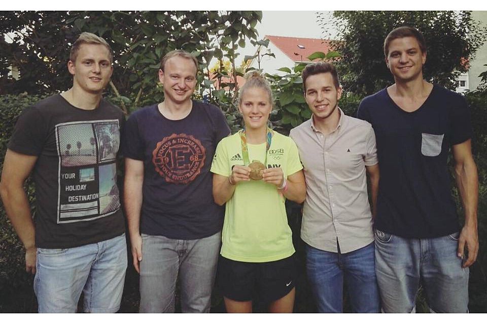 Leonie Maier mit ihren alten Weggefährten und Mitspielern beim TV Aldingen. Foto: TV Aldingen/Facebook
