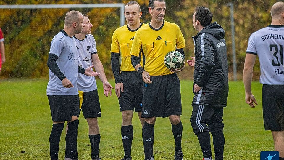 Schiedsrichter Michael Lindenthal sorgte mit seiner Abbruch-Entscheidung für viel Unverständnis beim TSV Oberschneiding