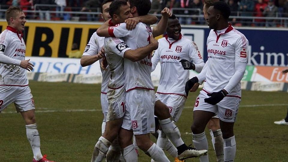Einst spielte Patrick Mouaya (2. v. r.) mit dem Halleschen FC in Liga drei, nun debütierte er für einen Kreisligisten.