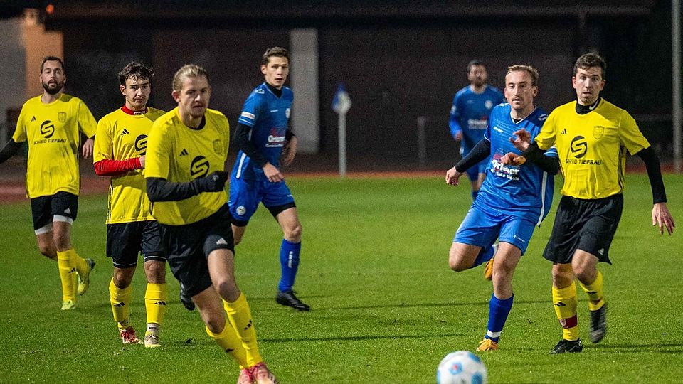 Nach dem Remis im Nachholspiel hoffen die SG Hausham (gelb) und der FC Rottach-Egern am Wochenende wieder auf einen Sieg. Die Aufgaben sind aber aus unterschiedlichen Gründen alles andere als leicht.