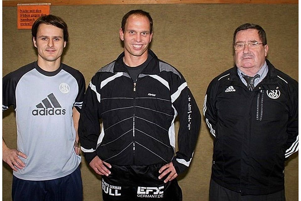 Kapitän Andi Gotthardt (links) und Sportleiter Albert Kiel (rechts) bedankten sich bei Dominik Haselbeck (Mitte)