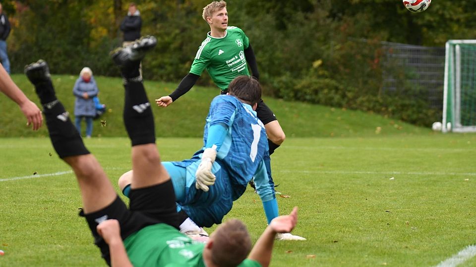 Die Schlüsselszene der Partie: Martin Wasensteiner (hi.) schießt das 2:0 gegen Waldram.