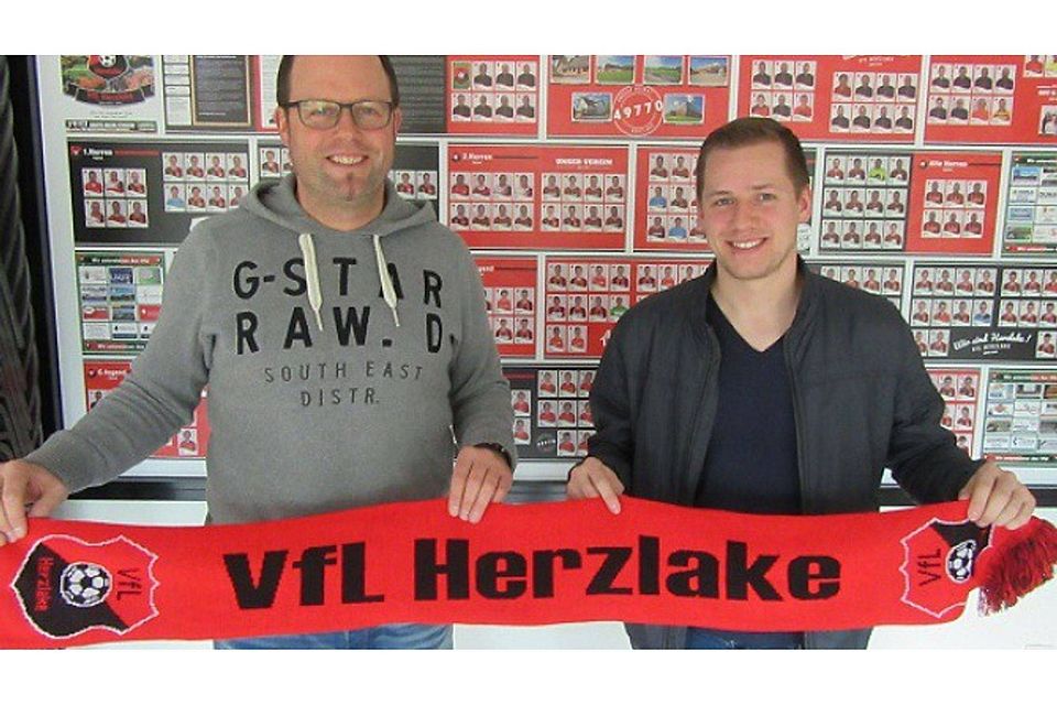 Herzlakes Obmann Dennis Strauch (links) präsentiert Neuzugang Simon Geers. - Foto: VfL Herzlake.