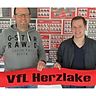 Herzlakes Obmann Dennis Strauch (links) präsentiert Neuzugang Simon Geers. - Foto: VfL Herzlake.
