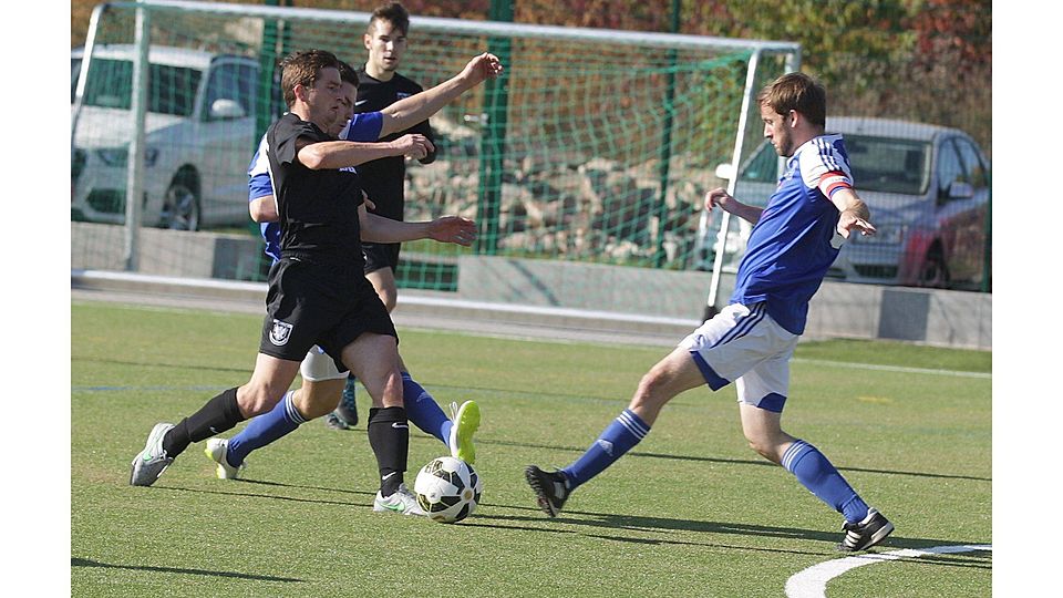 Favoritenschreck: Die Klein-Winternheimer Sascha Derstroff (rechts) und Roman Mayer (halb verdeckt) stoppen den Gau-Odernheimer Jochen Koch (links). Der SVK schlug das Spitzenteam und verbesserte sich auf den neunten Platz.	Foto: photoagenten/Axel Schmitz