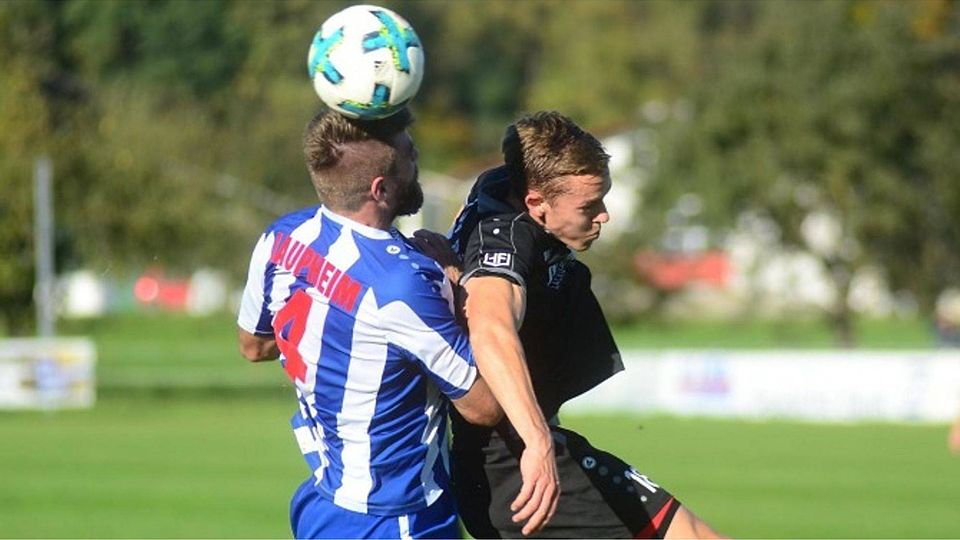 Jonas Schuler (r.) und der TSV Berg besiegten den FV Olympia Laupheim (Julian Haug) mit 2:1. Foto: Christian Metz