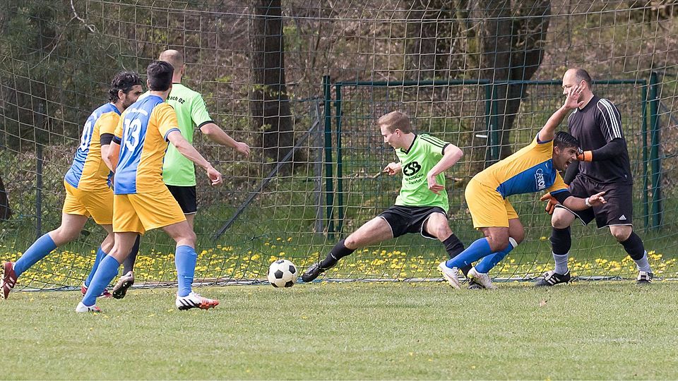 Mit der Hacke zum 2:1: Ali Razai lässt dem Seckbacher Abwehrspieler und dem Torwart keine Chance.