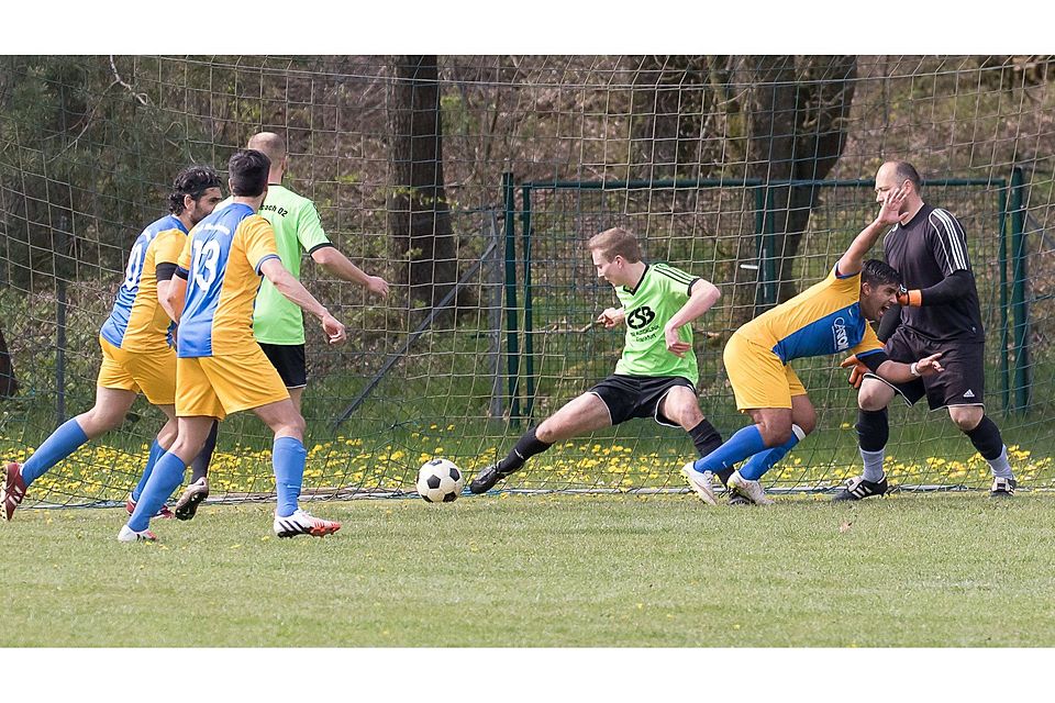 Mit der Hacke zum 2:1: Ali Razai lässt dem Seckbacher Abwehrspieler und dem Torwart keine Chance.