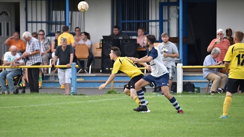 Die FSG Geiß-Nidda/Borsdorf/Ober-Widdersheim (im weiß-blauen Trikot Burak Oezkul) spielt an diesem Sonntag beim BV Rinderbügen.	Foto: erg