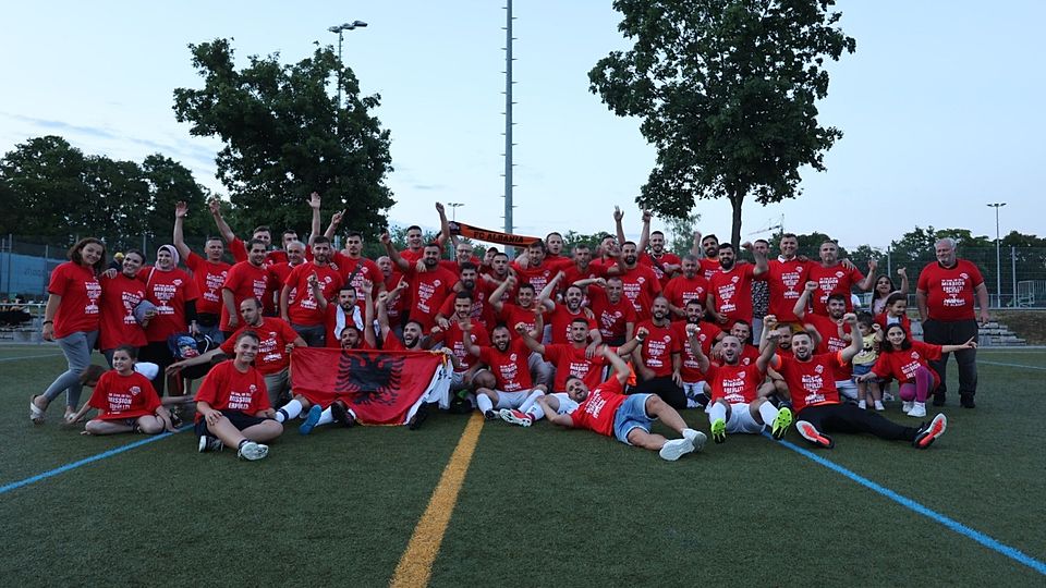 Gruppenbild von FC Albania Wiesbaden nach dem Sieg gegen SV Blau-Gelb Wiesbaden.