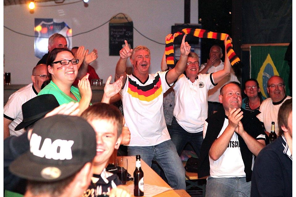 Wenn es alleine von ihrer Unterstützung abhängen würde, hätte die deutsche Elf den WM-Sieg schon in der Tasche, so begeistert unterstützten die Fans im Sportheim des TV Lonsheim ihre Mannschaft.    Archivfoto: pa/Axel Schmitz