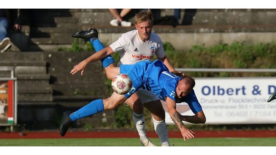 Bruchlandung für den FV Breidenbach in der ersten Hessenpokal-Runde: Die Mannschaft um Spielertrainer Felix Baum unterlag am Mittwoch Benedikt Bruschs FC Ederbergland auf eigenem Platz mit 0:2. © Jens Schmidt